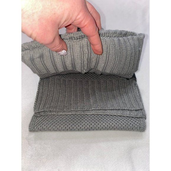 New DKNY 2 Piece Scarf and Pom Beanie Hat - Picture 3 of 5